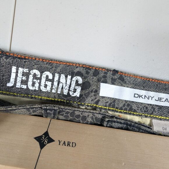 DKNY Jeggings Womens Size 4 Green Camo Style Patterned Jean Leggings - Picture 7 of 8